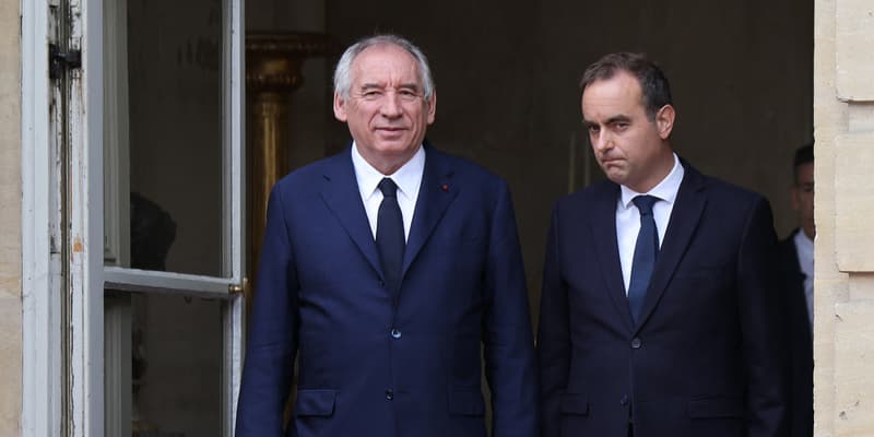 Le Premier ministre démissionnaire François Bayrou (à gauche) aux côtés de son successeur désigné Sébastien Lecornu (à droite), devant l'hôtel de Matignon à Paris le mercredi 10 septembre 2025.