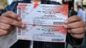 Un spectateur montre ses billets pour le concert des Rolling Stones, le 25 octobre 2012 à Paris