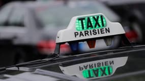 Un logo lumineux de taxi à Paris en mai 2019