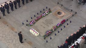 Emmanuel Macron devant la flamme du Soldat inconnu, à Paris, le 11 novembre 2025.