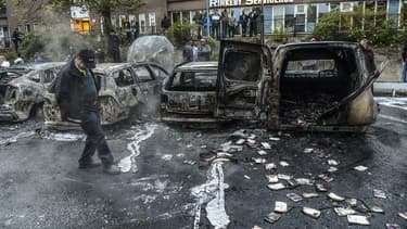 Dans les rues de Rinkeby, dans la banlieue de Stockholm. Les violences se sont poursuivies vendredi soir pour la sixième nuit consécutive dans les banlieues défavorisées de la capitale suédoise, malgré l'envoi de renforts policiers. /Photo prise le 23 mai