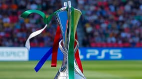 Le trophée de la Ligue des champions féminine.