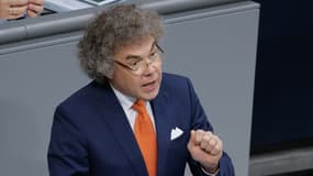 Matthias Moosdorf, député de l'AfD en Allemagne, est poursuivi pour un salut nazi présumé au Parlement. 