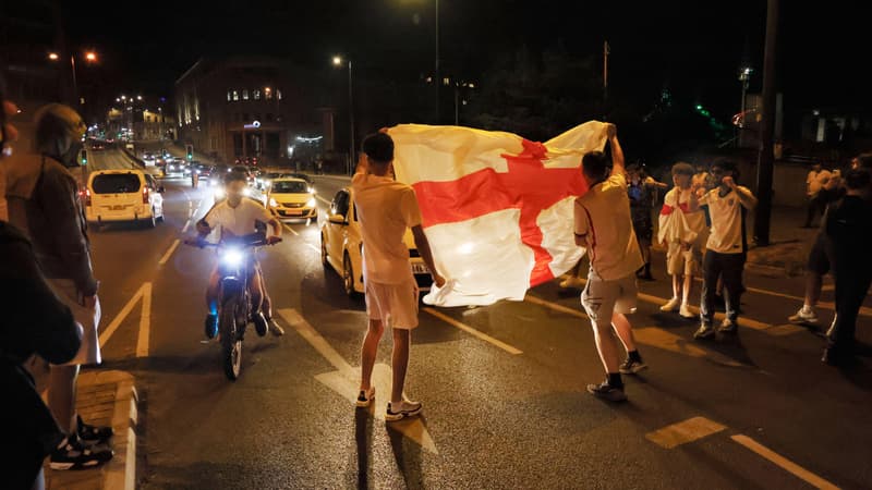 Des supporters anglais celebrent la qualification de l Angleterre face a la Norvege le 12 juillet 2026 2319581