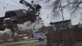Le pick-up qui cherchait à fuir la police a fini sa course par un vol plané impressionnant.