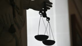 Le procès du policier se tient devant la cour criminelle des Yvelines en raison du caractère "insoutenable" des photos et vidéos des viols qu'il a commis sur des enfants, dont des bébés