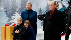 Le prince Albert II et la princesse Charlene de Monaco avec leurs deux enfants Jacques et Gabriella lors de l'inauguration du sapin de Noël au palais de Monaco  le 14 décembre 2022.