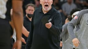 Gregg Popovich, le légendaire entraîneur des   San Antonio Spurs, au cours du match de NBA contre les Sacramento Kings le 3 mars 2022 à San Antonio