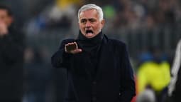 José Mourinho en train de donner des consignes pendant un match de Benfica en Ligue des champions, janvier 2026