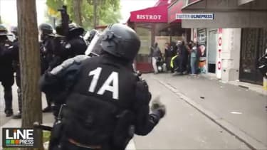 Un policier a été filmé en train de lancer un pavé sur la foule.