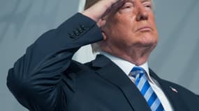 Donald Trump salue lors d'une passation de pouvoir entre deux amiraux de l'US Coast Guard, le 14 juin 2018 à Washington DC. 