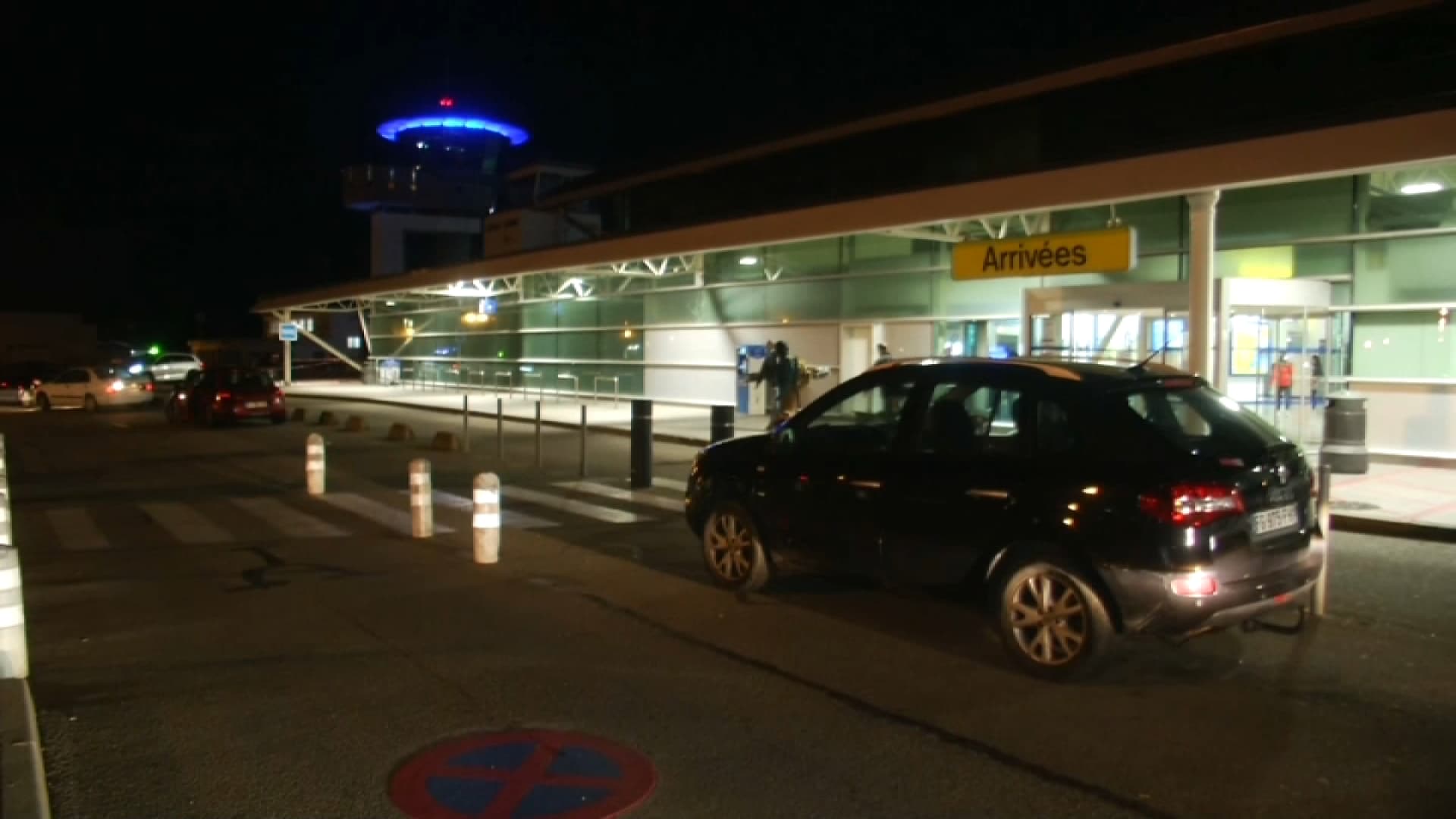 "NE PAS REVIVRE ÇA": LE CONTRÔLEUR AÉRIEN DORT ET EMPÊCHE L’AVION D’ATTERRIR, UNE PASSAGÈRE TÉMOIGNE