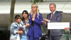 Laeticia, ses deux filles et le maire de Toulouse Jean-Luc Moudenc lors de l'hommage à Johnny Hallyday samedi 15 juin 2019.