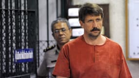 Le marchand d'armes russe Viktor Bout devant des cellules temporaires avant une audience à la Cour pénale de Bangkok, le 20 août 2010.