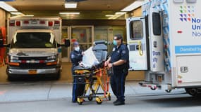 Une équipé paramédicale préparant une civière pour un patient à New-York, le 1er avril 2020 