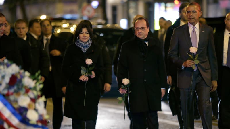 La maire de Paris Anne Hidalgo, et les présidents français et américains, François Hollande et Barack Obama, se recueillent devant le Bataclan, dans la nuit du dimanche 29 au lundi 30 novembre. 