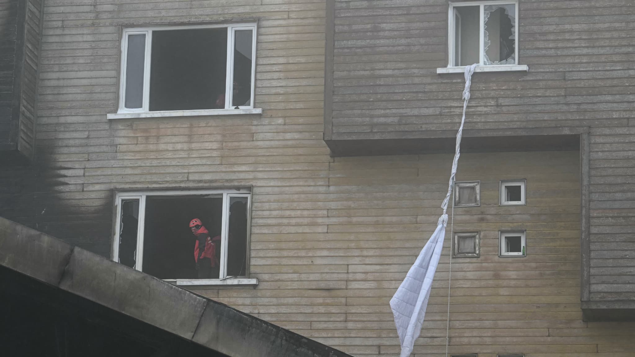 Un drap de lit attaché sur le site de l'incendie qui a éclaté à l'hôtel Grand Kartal dans la station de ski de Kartalkaya à Bolu, le 22 janvier 2025.