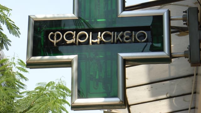 Les pharmaciens, dont la profession va être libéralisée, risquent en outre la pénurie de médicaments.