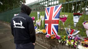 Un homme rend hommage au soldat Rigby, le 24 mai 2013.