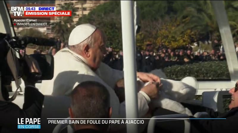 Corse: le pape François touche un nouveau-né lors de son bain de foule dans les rues d'Ajaccio