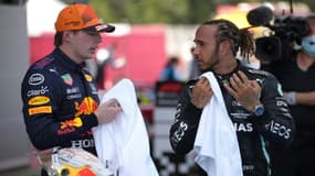 Le Néerlandais Max Verstappen (à gauche) et le Britannique Lewis Hamilton après le Grand Prix d'Espagne à Montmélo le 9 mai 2021