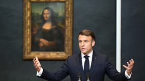 Le président de la République Emmanuel Macron lors de son discours au musée du Louvre, devant La Joconde de Leonard De Vinci, le 28 janvier 2025