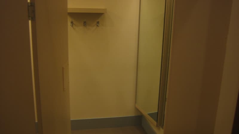 Des petits trous dans les cabines d'essayage pour épier les femmes.
