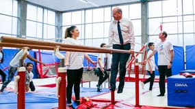 JO de Tokyo: Quand le ministre Blanquer teste les exercices des sportifs à l'Insep
