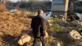 Le maire d'Elne devant la rivière Tech presque à sec le 5 février 2024