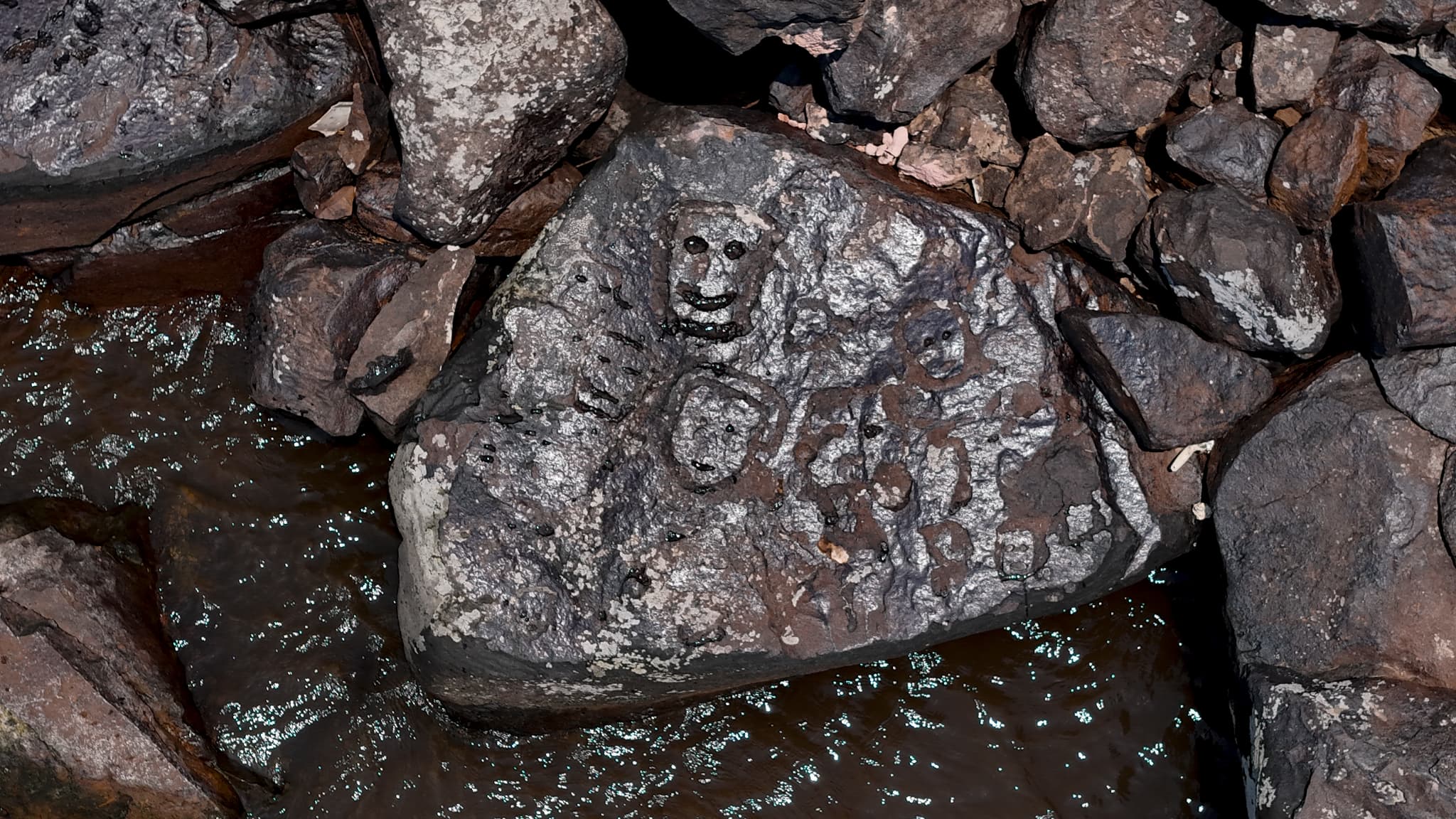 Des gravures rupestres anciennes, réapparues dans la région du site archéologique de Lajes en raison de la grave sécheresse qui a affecté les rivières de la région, sont photographiées sur les rives du fleuve Negro à Manaus, dans l'État d'Amazonas, dans le nord du Brésil, le 21 octobre 2023. La dernière fois que les gravures ont pu être vues, c'était lors de la grande sécheresse de 2010.