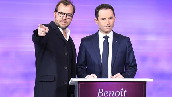 Le réalisateur Tristan Carné avec Benoît Hamon lors du débat de la primaire à gauche, le 25 janvier 2017
