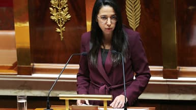 La ministre des Outre-mer, Naïma Moutchou, s'exprime à l'Assemblée nationale, la chambre basse du Parlement, à Paris, le 22 octobre 2025. 