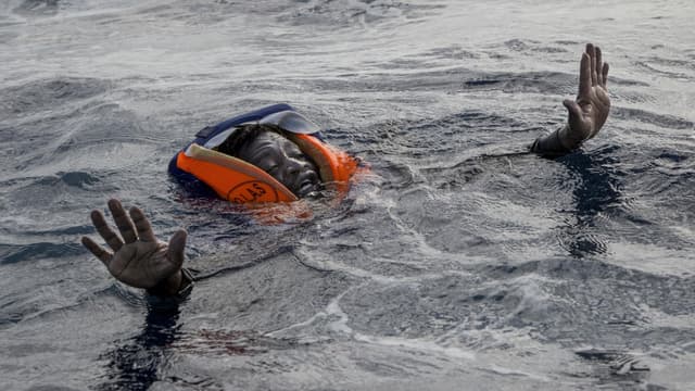 Un migrant secouru par l'ONG allemande Sea-Watch au large de la Libye, le 6 novembre 2017
