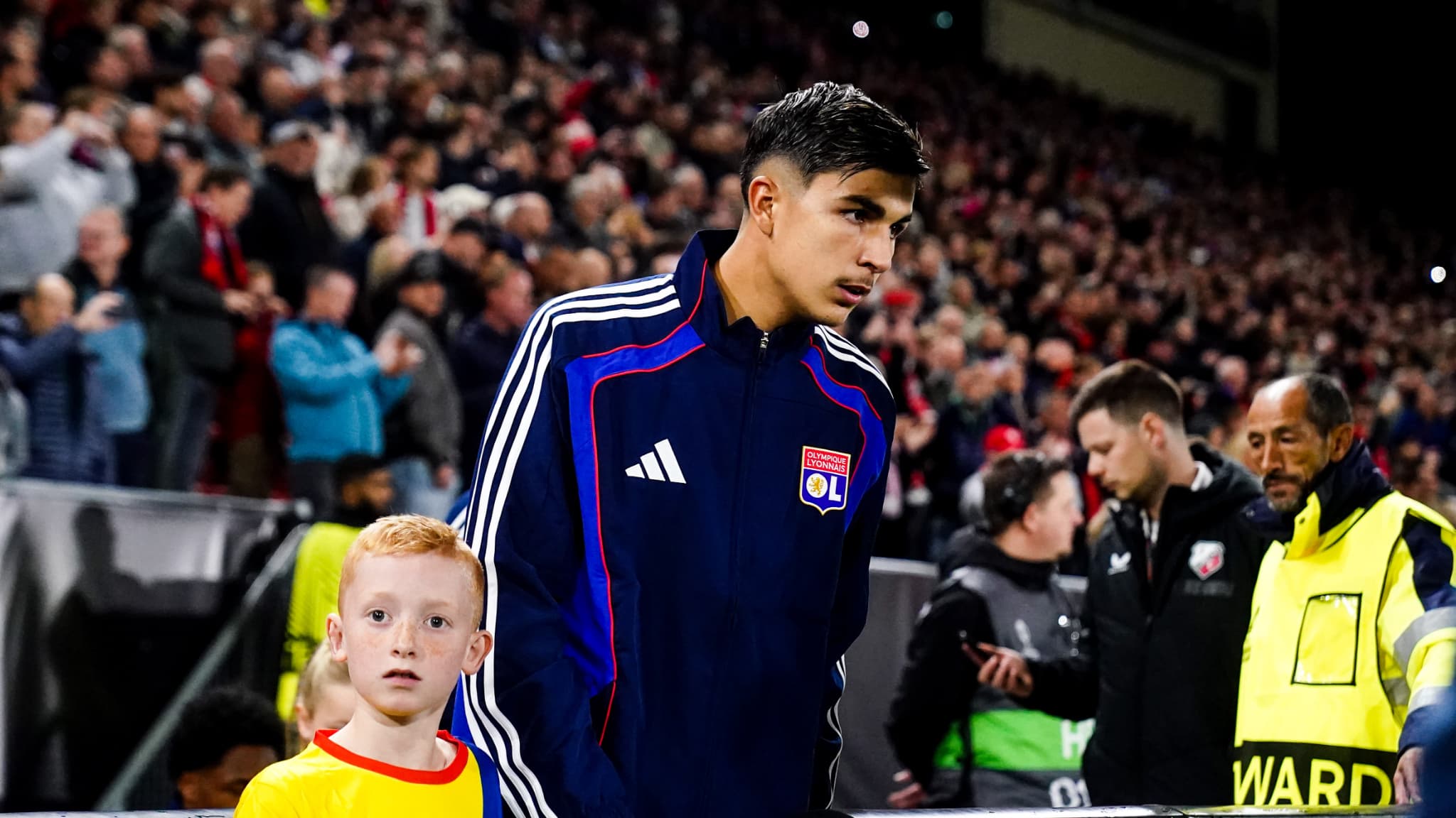 "LE MEILLEUR JOUEUR SUR LE TERRAIN": QUI EST MATHYS DE CARVALHO, LE JEUNE MILIEU QUI A IMPRESSIONNÉ LES LYONNAIS CONTRE UTRECHT
