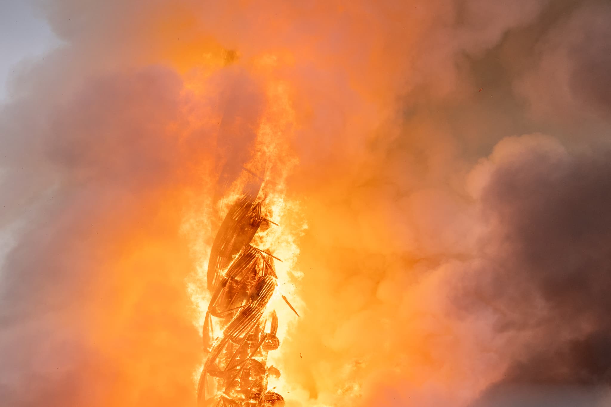 Des panaches de fumée s'échappent de la flèche du dragon du bâtiment de la Bourse en feu dans le centre de Copenhague, au Danemark, le 16 avril 2024. 