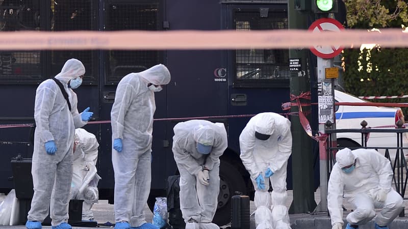 La police examine la scène après l'attaque survenue devant l'ambassade de France à Athènes, jeudi dernier.