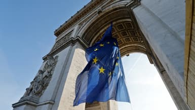 Le drapeau de l'Union européenne sous l'Arc de Triomphe, sur la place de l'Etoile à Paris, le 10 mars 2022

