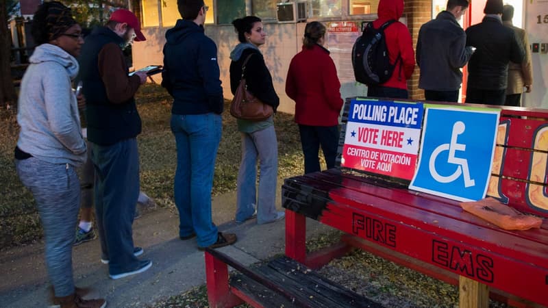 Des électeurs américains font la queue le 8 novembre 2016 devant un bureau de vote en Virginie.