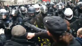 La charge des CRS contre des manifestants le 9 janvier.