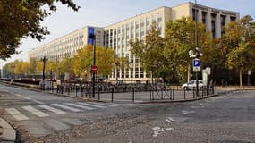 Façade du bâtiment principal de l'Université Paris-Dauphine, dans le 16e arrondissement de Paris.