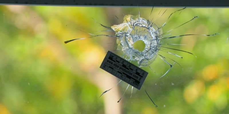 Un impact de balle retrouvé sur la fenêtre de la chambre d'un habitant du quartier de la Gauthière à Clermont-Ferrand (Puy-de-Dôme) le samedi 30 août au soir.