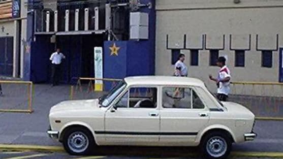 La Fiat 128 ayant appartenu à Diego Maradona devant la Bombonera  La Fiat 128 ayant appartenu à Diego Maradona devant la Bombonera