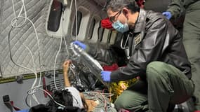 Un militaire porte secours à l'un des quatre enfants indigènes qui ont été retrouvés vivants le 9 juin 2023 après avoir survécu pendant 40 jours dans la jungle colombienne après le crash de leur avion.