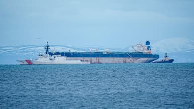 Un navire de la garde côtière américaine escorte le pétrolier Marinera le 14 janvier 2026 à Burghead, en Écosse, le pétrolier battant pavillon russe a été saisi par les forces américaines le 7 janvier 2026, entre l'Islande et l'Écosse.