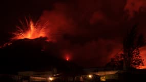 Le volcan en éruption le 13 décembre 2021. 