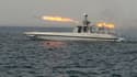 Tir de roquette lors de manoeuvres militaires iraniennes près du détroit d'Ormuz. L'armée iranienne a procédé samedi à des tirs expérimentaux de missiles à longue portée dans le cadre de ces manoeuvres maritimes dans le Golfe, selon l'agence iranienne Far