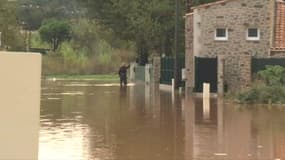 Un homme sous l'orage à Vidauban le 25 octobre 2024