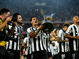 Danilo Barboasa de Botafogo avec le trophée de la D1 brésilienne, à Rio de Janeiro le 8 décembre 2024