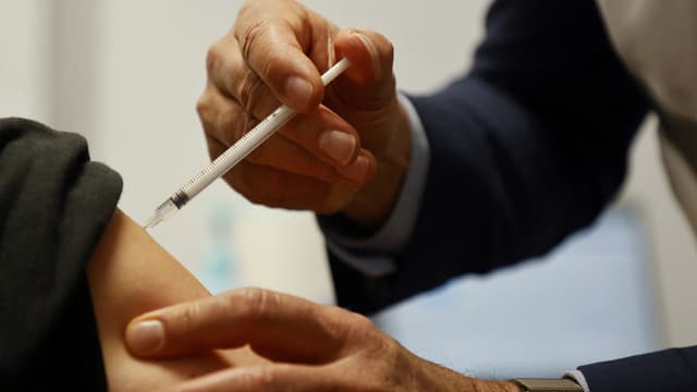 Une femme enceinte reçoit une dose de vaccin contre le Covid à Saint-Denis le 23 avril 2021