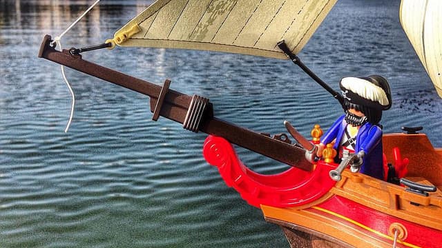 Insolite : un bateau pirate Playmobil, construit par deux enfants écossais,  a réussi à traverser l'Atlantique
